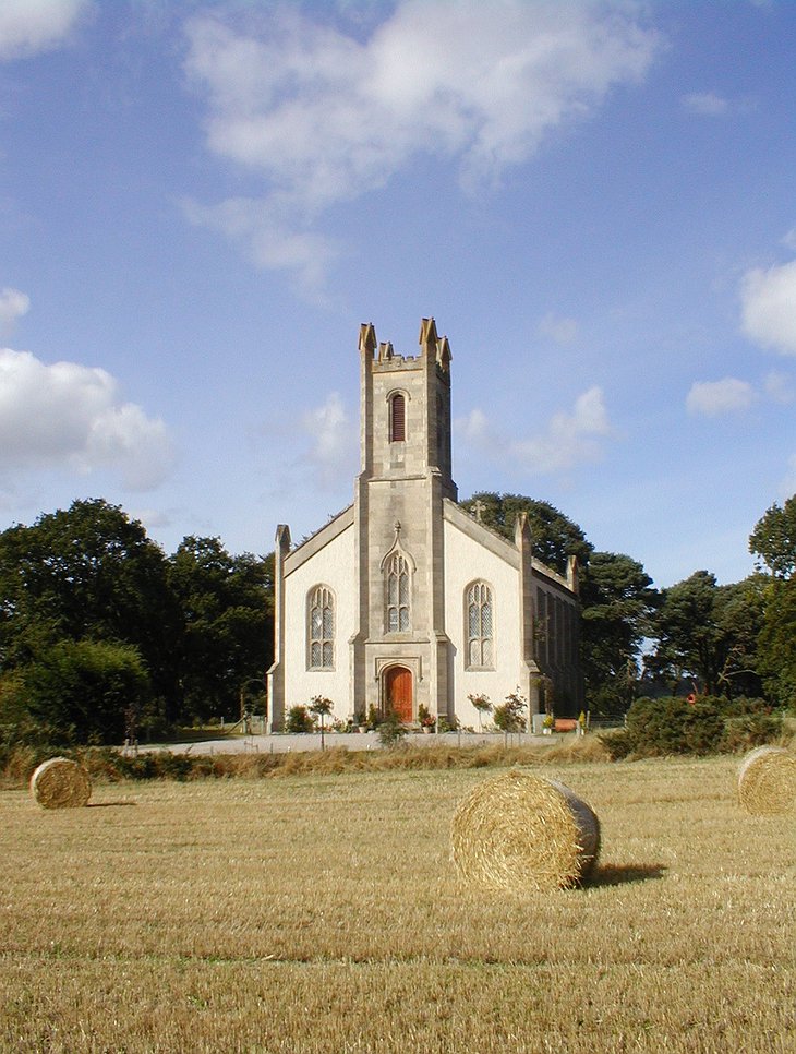 The Old Church of Urquhart, Parrandier - Quaint Bed And Breakfast In